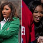 A deputada Jasmine Crockett falando em uma entrevista coletiva com microfones à sua frente.