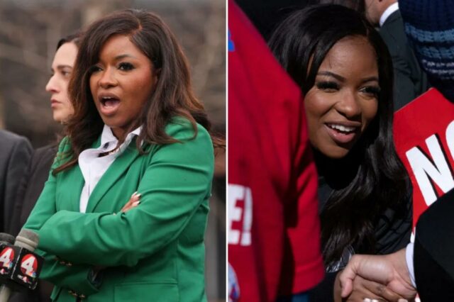 A deputada Jasmine Crockett falando em uma entrevista coletiva com microfones à sua frente.