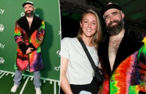 Jason Kelce confunde os fãs com um casaco tie-dye ultrajante na festa do Super Bowl de ‘New Heights’ Jason Kelce confunde os fãs com um casaco tie-dye ultrajante na festa do Super Bowl de 'New Heights'