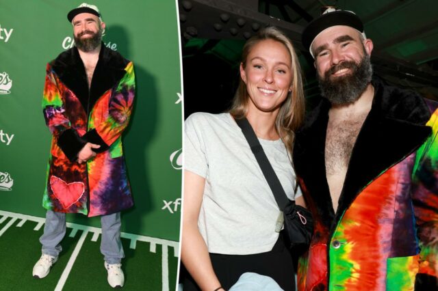 Jason Kelce confunde os fãs com um casaco tie-dye ultrajante na festa do Super Bowl de 'New Heights'
