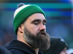 Jason Kelce envia mensagem para o treinador de longa data dos Eagles PHILADELPHIA, PENNSYLVANIA - JANUARY 11: Former Philadelphia Eagles player Jason Kelce looks on before the NFC Wild Card Playoff game against the San Francisco 49ers at Lincoln Financial Field on January 11, 2026 in Philadelphia, Pennsylvania. (Photo by Mitchell Leff/Getty Images)