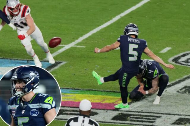 Jason Myers chuta um field goal durante o Super Bowl 2026. 