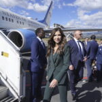 A secretária de Segurança Interna dos EUA, Kristi Noem, discursa à imprensa em uma propriedade perto do rio Rio Grande na quarta-feira, 7 de janeiro de 2026, em Brownsville, Texas. (AP Photo/Gabriel V. Cárdenas)