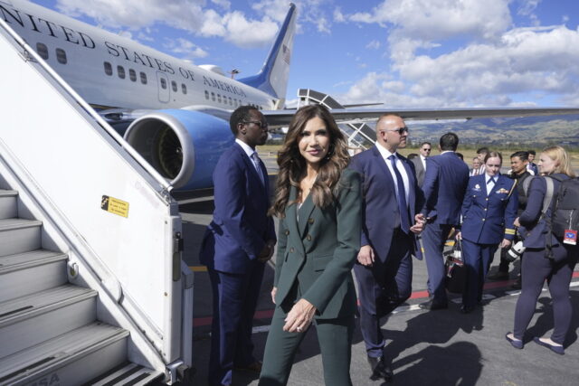 A secretária de Segurança Interna dos EUA, Kristi Noem, discursa à imprensa em uma propriedade perto do rio Rio Grande na quarta-feira, 7 de janeiro de 2026, em Brownsville, Texas. (AP Photo/Gabriel V. Cárdenas)