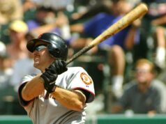 Jeff Kent ‘oprimido’ pela decisão do SF Giants de aposentar seu número 21 Jeff Kent 'oprimido' pela decisão do SF Giants de aposentar seu número 21