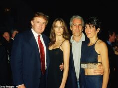 Jeffrey Epstein afirmou que o presidente Trump chamou Melania de ‘uma gostosa **’ logo após seu primeiro encontro Donald Trump e Melania Trump com Jeffrey Epstein e Ghislaine Maxwell em 2000. Epstein afirmou que o presidente Trump chamou Melania de 'uma gostosa **' logo depois de conhecê-la pela primeira vez