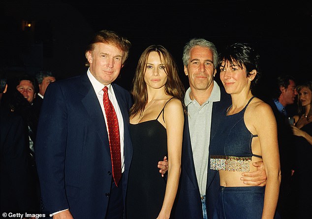 Jeffrey Epstein afirmou que o presidente Trump chamou Melania de Donald Trump e Melania Trump com Jeffrey Epstein e Ghislaine Maxwell em 2000. Epstein afirmou que o presidente Trump chamou Melania de 'uma gostosa **' logo depois de conhecê-la pela primeira vez