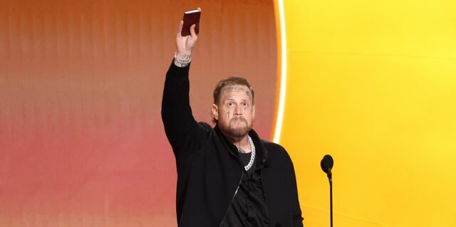 Jelly Roll criticado por 'psicose religiosa' durante discurso de aceitação do Grammy: atualizações ao vivo
