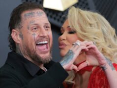 Jelly Roll e Bunnie XO mostram seu lado doce – e PDA – no Grammy de 2026 calça