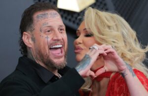 Jelly Roll e Bunnie XO mostram seu lado doce – e PDA – no Grammy de 2026 calça