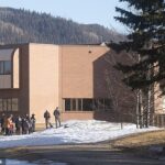 Alunos são fotografados do lado de fora da Escola Secundária Tumbler Ridge, no Canadá, na terça-feira, depois que o atirador transgênero Jesse Strang matou 10