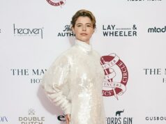 Jessie Buckley ganha o prêmio de Atriz do Ano ao impressionar com um vestido branco de lantejoulas ao lado de Cynthia Erivo no Critics’ Circle Film Awards Jessie Buckley impressionou com um vestido branco de lantejoulas até o chão ao se juntar a Cynthia Erivo na liderança das estrelas no Critics' Circle Film Awards em Londres no domingo.