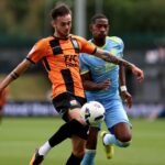 Joe Hugill marca o primeiro gol profissional desde a saída do Man Utd, encerrando uma seca de 10 meses