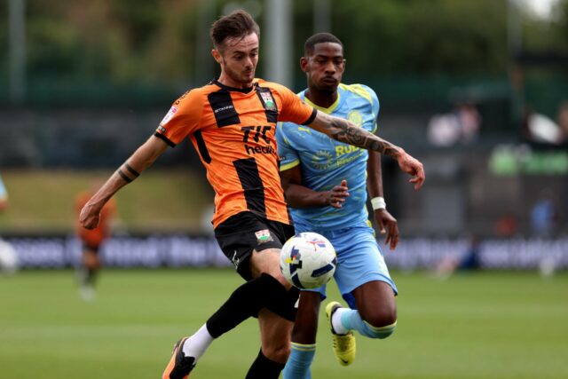 Joe Hugill marca o primeiro gol profissional desde a saída Joe Hugill marca o primeiro gol profissional desde a saída do Man Utd, encerrando uma seca de 10 meses