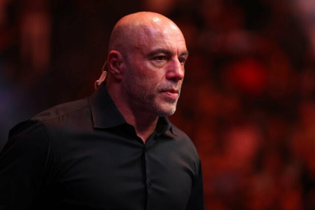 Joe Rogan diz que Warren Buffett e George Soros 'não são tão bons quanto' o marido de Nancy Pelosi no mercado de ações e acha que os políticos 'sabem alguma coisa'
