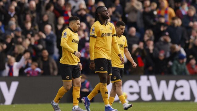 Jogadores do Sunderland e Wolves abusados ​​racialmente após derrotas na Premier League, clubes condenam comportamento
