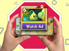 Joguei 50 jogos terríveis para encontrar a única maneira de fazer os anúncios para celular funcionarem Mascote do Android olhando através de uma lupa atrás de um grande e colorido logotipo 3D da Google Play Store.