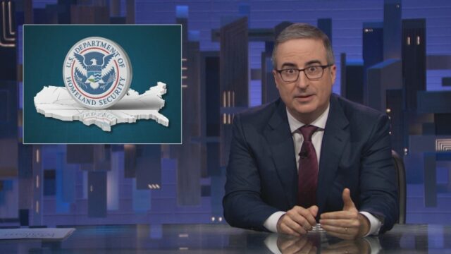 John Oliver retorna ao Last Week Tonight e ataca ICE e DHS
