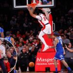 O jogador do St. John's Red Storm, Bryce Hopkins #23, bate a bola no aro.