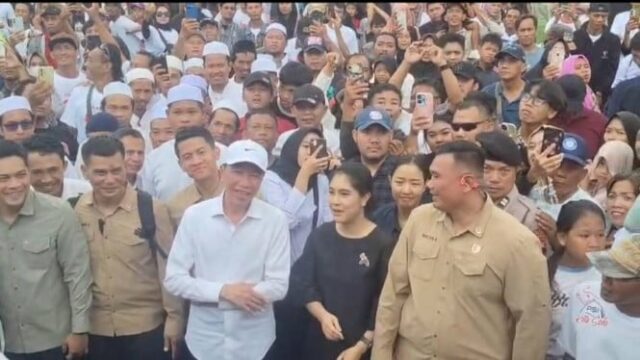 Jokowi participa do Carnaval Cultural PSI em Tegal e se mistura com quem vem
