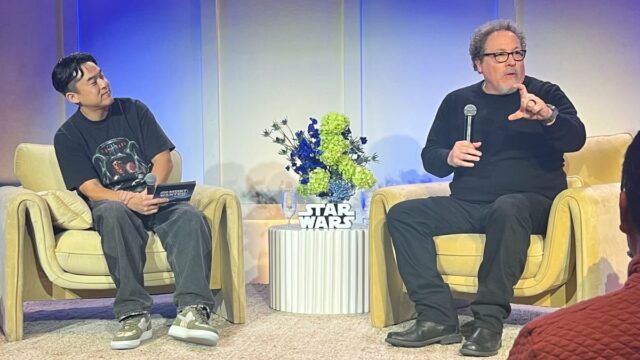 Jon Favreau provoca detalhes de The Mandalorian e Grogu no evento de brinquedos Star Wars
