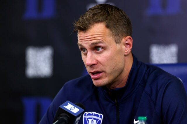 Jon Scheyer detalha incidente pós-jogo 'assustador' após a derrota de Duke para UNC
