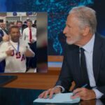 Jon Stewart chama o diretor do FBI, Kash Patel, de 'homem que faz desejos' por comemorar a conquista da medalha de ouro com o time de hóquei dos EUA