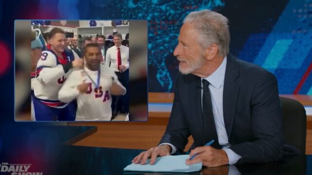 Jon Stewart chama o diretor do FBI, Kash Patel, de 'homem que faz desejos' por comemorar a conquista da medalha de ouro com o time de hóquei dos EUA

