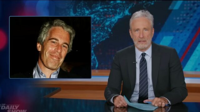Jon Stewart explica por que seu nome aparece nos arquivos Jon Stewart explica por que seu nome aparece nos arquivos de Epstein: 'Com licença? Estou ofendido'