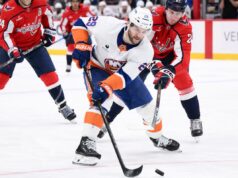 Jonathan Drouin muda para o centro enquanto os ilhéus fazem uma grande reformulação em suas linhas O ala esquerdo dos ilhéus, Jonathan Drouin, patina com o disco na frente do pivô do Capitals, Aliaksei Protas, durante o segundo período na segunda-feira, 2 de fevereiro de 2026, em Washington.