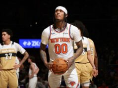 Jordan Clarkson dispara uma mensagem vulgar aos fãs enquanto a frustração dos Knicks aumenta Jordan Clarkson #00 do New York Knicks segura a bola de basquete durante um lance livre.