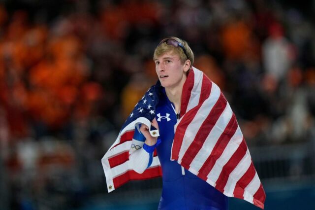 Jordan Stolz se junta a Eric Heiden com ouro duplo na patinação de velocidade nas Olimpíadas
