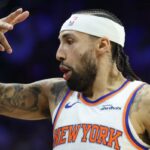 Jose Alvarado comemora depois de acertar uma das oito cestas de 3 pontos na vitória dos Knicks sobre o 76ers na Filadélfia.