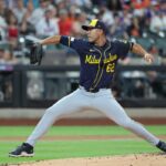 Jose Quintana nº 62 dos Milwaukee Brewers lança um arremesso