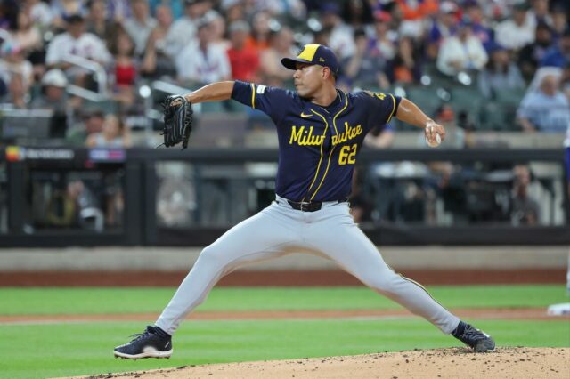 Jose Quintana nº 62 dos Milwaukee Brewers lança um arremesso