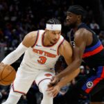 Josh Hart, que mais tarde saiu com uma lesão no tornozelo, tenta atacar Caris LeVert durante a derrota dos Knicks por 118-80 para os Pistons em 6 de fevereiro de 2026 em Detroit.