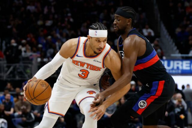 Josh Hart, que mais tarde saiu com uma lesão no tornozelo, tenta atacar Caris LeVert durante a derrota dos Knicks por 118-80 para os Pistons em 6 de fevereiro de 2026 em Detroit.