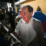 O líder político venezuelano Juan Pablo Guanipa gesticula após sua libertação fora da prisão da Zona 7 em Caracas em 8 de fevereiro de