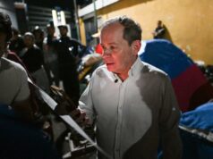 Juan Pablo Guanipa, aliado do líder da oposição venezuelana Machado, sequestrado horas após ser libertado da prisão O líder político venezuelano Juan Pablo Guanipa gesticula após sua libertação fora da prisão da Zona 7 em Caracas em 8 de fevereiro de