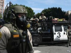 Juiz bloqueia proibição da Califórnia de agentes federais usarem máscaras Juiz bloqueia proibição da Califórnia de agentes federais usarem máscaras