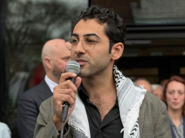 Juiz de imigração dos EUA rejeita oferta de Trump para deportar Mahdawi, estudante de Columbia
