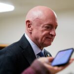 Juiz dos EUA impede administração Trump de punir senador Mark Kelly