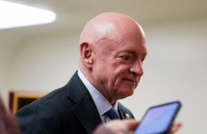Juiz dos EUA impede administração Trump de punir senador Mark Kelly Juiz dos EUA impede administração Trump de punir senador Mark Kelly