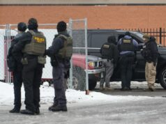 Juiz dos EUA rejeita decisão do conselho de imigração que endossa a política de detenção em massa de Trump Yahoo news home