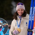 Julia Simon, da França, sorri enquanto segura sua medalha de ouro na prova individual feminina de biatlo de 15 quilômetros e dois pares de esquis.