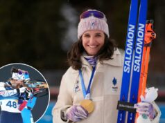Julia Simon ganha ouro olímpico meses após escândalo de cartão de crédito envolvendo companheiro de equipe Julia Simon, da França, sorri enquanto segura sua medalha de ouro na prova individual feminina de biatlo de 15 quilômetros e dois pares de esquis.