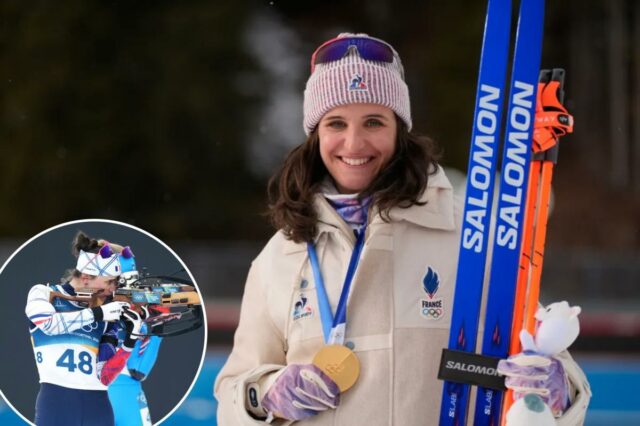 Julia Simon, da França, sorri enquanto segura sua medalha de ouro na prova individual feminina de biatlo de 15 quilômetros e dois pares de esquis.