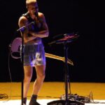 Justin Bieber se apresenta de boxers em set despojado do Grammy