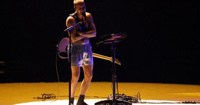 Justin Bieber se apresenta de boxers em set despojado do Grammy
