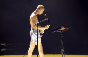 Justin Bieber se apresenta de cueca no Grammy Awards justin bieber principal getty